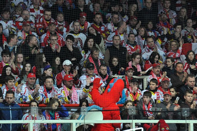 Třinec - Pardubice: maskot zdraví fanoušky Třince