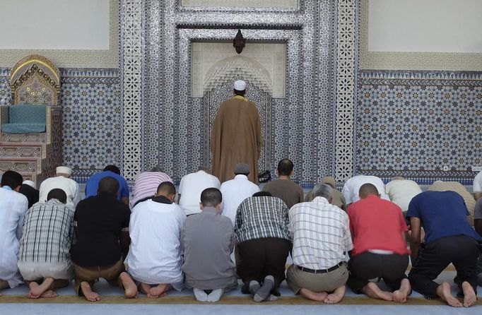 Members of the Muslim community attend midday prayers at Strasbourg Grand Mosque in Strasbourg on the first day of Ramadan July 9, 2013. The Grand Mosque of Paris has fixed the first day of Ramadan as Wednesday, splitting with the French Council of Muslim Religion (Conseil Francais du Culte Musulman or CFCM), which determined it would begin on Tuesday. REUTERS/Vincent Kessler (FRANCE - Tags: RELIGION) Published: Čec. 9, 2013, 1:52 odp.