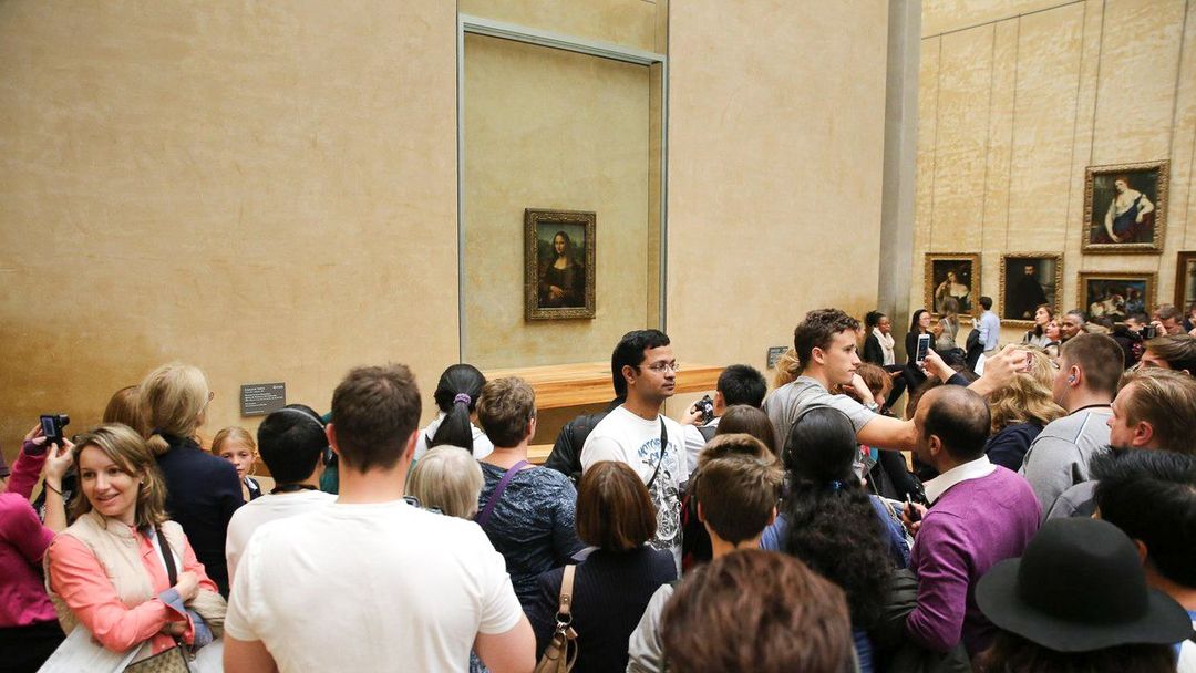 Dav lidí u obrazu Mony Lisy. Louvre v Paříži ve Francii. Ilustrační snímek