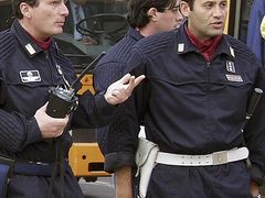 Archivní fotografie italského policisty Filippa Racitiho (vpravo), který byl zabit fotbalovými chuligány v Catanii.