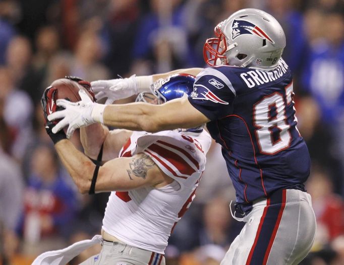 Chase Blackburn sbírá míč před Robem Gronkowskim