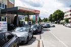 "Když pumpaři vidí zájem řidičů, zdraží hned." Co může ještě nastat po útoku na Írán