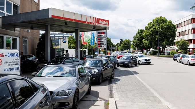 Auta v Mnichově stojí frontu u benzinové pumpy.