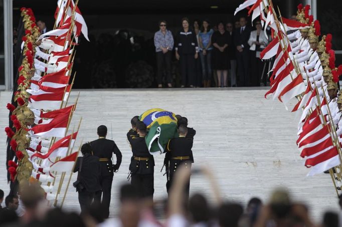 Guards carry the coffin of Oscar Niemeyer at the Planalto Palace in Brasilia December 6, 2012. Niemeyer, a towering patriarch of modern architecture who shaped the look of modern Brazil and whose inventive, curved designs left their mark on cities worldwide, died late on Wednesday. He was 104. Niemeyer had been battling kidney and stomach ailments in a Rio de Janeiro hospital since early November. His death was the result of a lung infection developed this week, the hospital said, little more than a week before he would have turned 105. REUTERS/Ueslei Marcelino (BRAZIL - Tags: OBITUARY POLITICS SOCIETY) Published: Pro. 6, 2012, 8:06 odp.