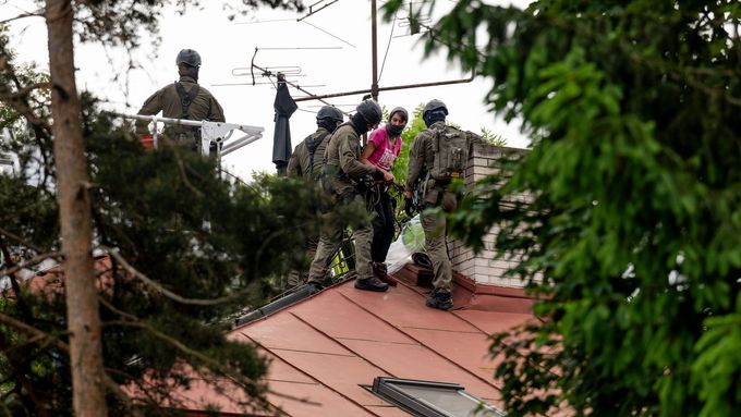 Policisté sundali ze střechy opuštěného domu v Papírenské ulici v Praze 6 šestici squatterů, kteří tam byli tři dny a odmítali místo dobrovolně opustit, 30. května 2025,