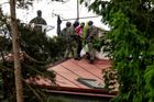 Tři dny na střeše. Policie zatkla squattery, kteří obsadili opuštěný dům v Praze