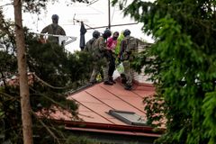 Tři dny na střeše. Policie zatkla squattery, kteří obsadili opuštěný dům v Praze