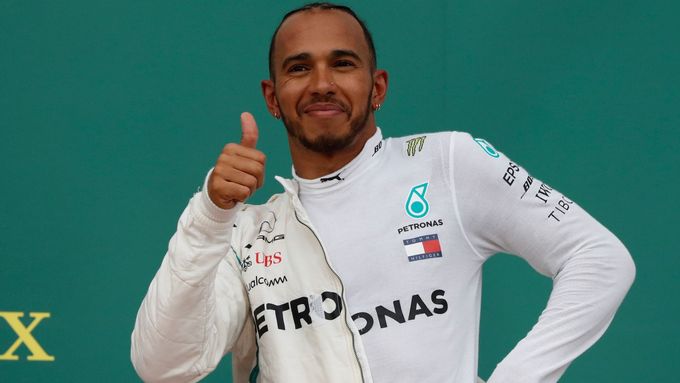 Lewis Hamilton slaví triumf v Baku.