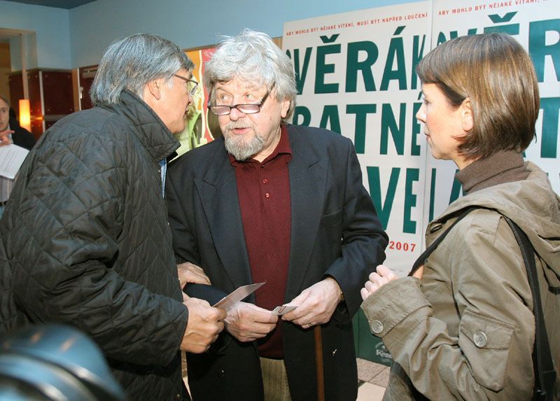 Premiéra Vratných lahví - Jiří Bartoška se zdraví s Miroslavem Ondříčkem