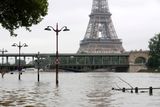 Obyvatelé Paříže a jejího okolí zůstávají ve stavu pohotovosti. Francouzské úřady evakuovaly kolem 20 000 lidí, z toho 15 700 v oblastech kolem Paříže.