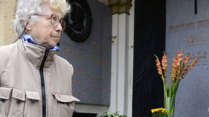 Natalja Gorbaněvská u hrobu Václava Havla v Praze, 28. října 2013.