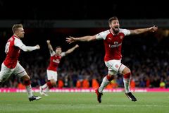 Arsenal otočil duel na Evertonu a oslavil Wengerovy narozeniny. Liverpool vysoko padl s Tottenhamem