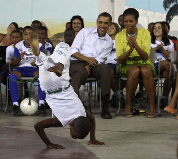 Obamovi sledují ukázku brazilského bojového umění Capoeira.