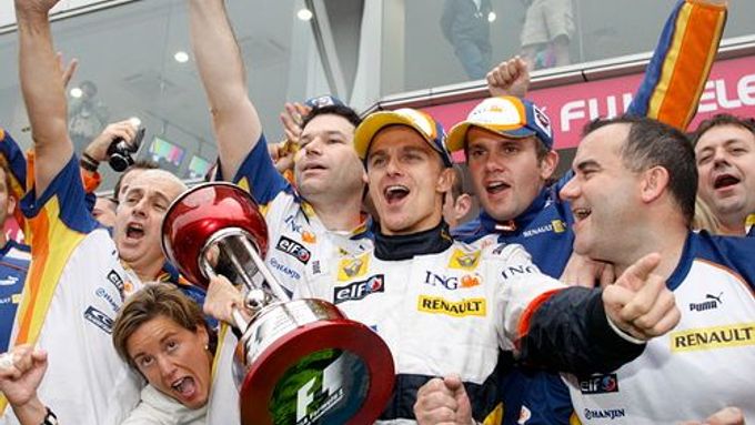 Takhle oslavoval Heikki Kovalainen druhé místo s Renaultem ve Fudži.