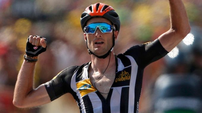 Stephen Cummings slaví v cíli 14. etapy vůbec první vítězství stáje MTN-Qhubeka na Tour de France.