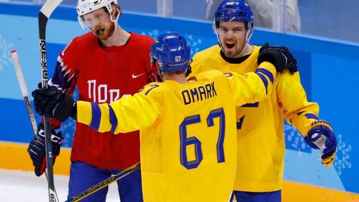 Švédští hokejisté Linus Omark a Anton Lander slaví gól v síti Norska.