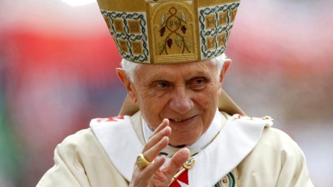 Papež Benedikt XVI. se musel za pedofilní kněží opakovaně omlouvat veřejnosti.
