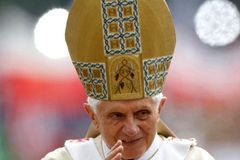 Papež vedl procesí křížové cesty, protestům navzdory