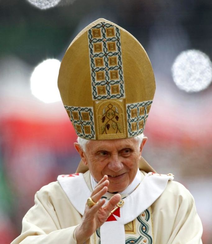 Papež Benedikt XVI. zdraví věřící během blahořečení Jana Pavla II.