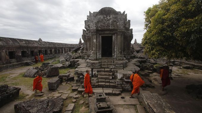 Buddhističtí mniši na návštěvě chrámu Preah Vihear.