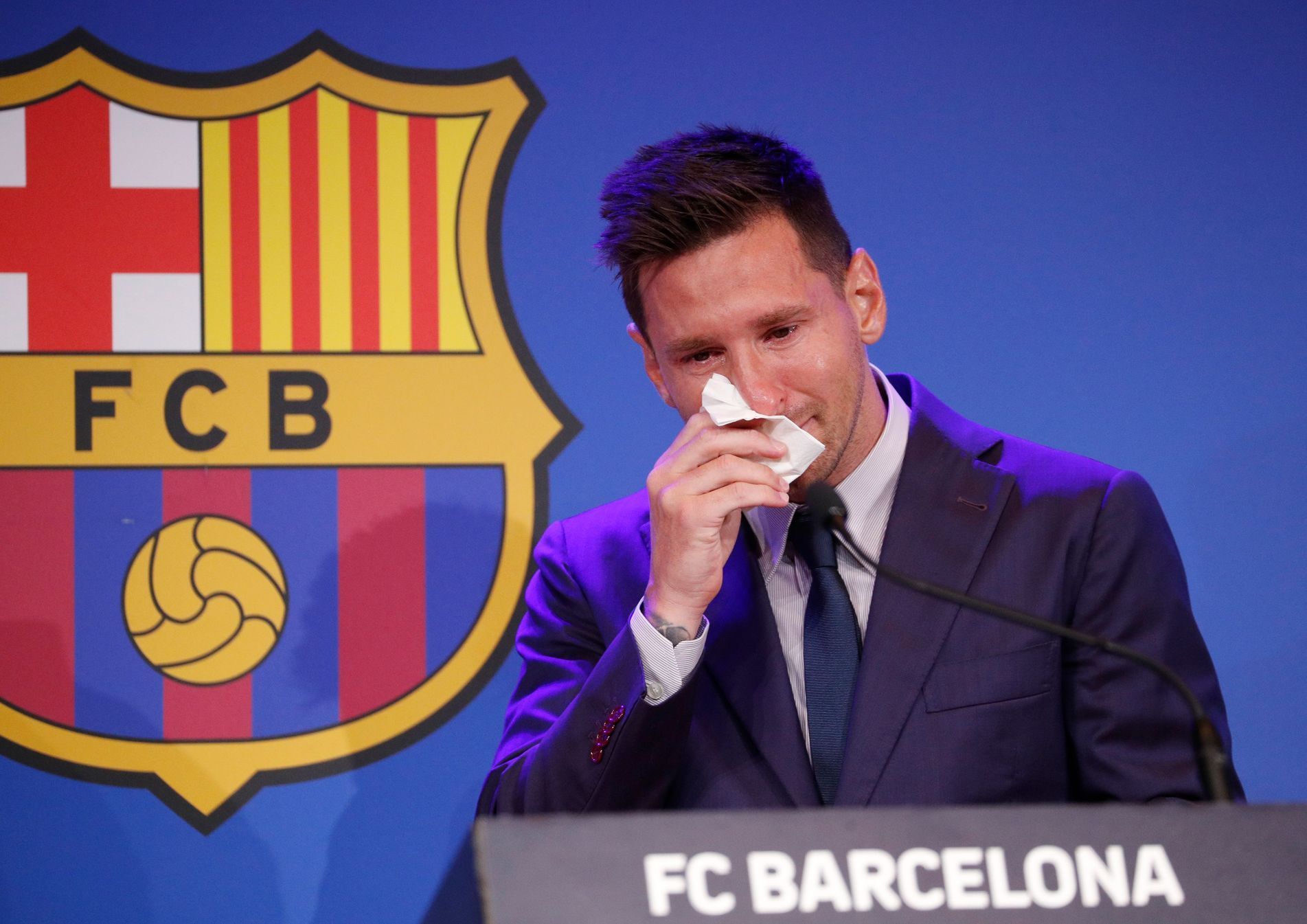 Lionel Messi pláče na tiskové konferenci klubu FC Barcelona