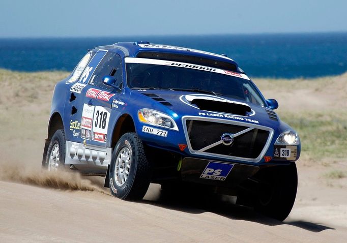 Závodní Volvo je možné vidět snad jen ve švédském šampionátu cestovních vozů a na Rallye Dakar...