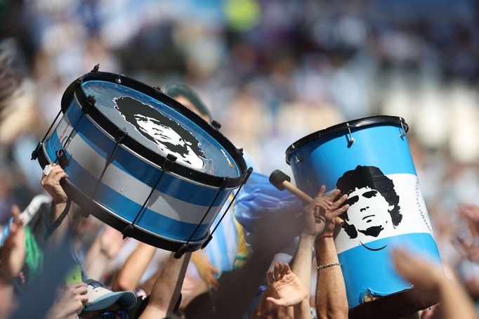 Fanoušci Argentiny s bubnem s Maradonou před zápasem se Saúdskou Arábií na MS 2022