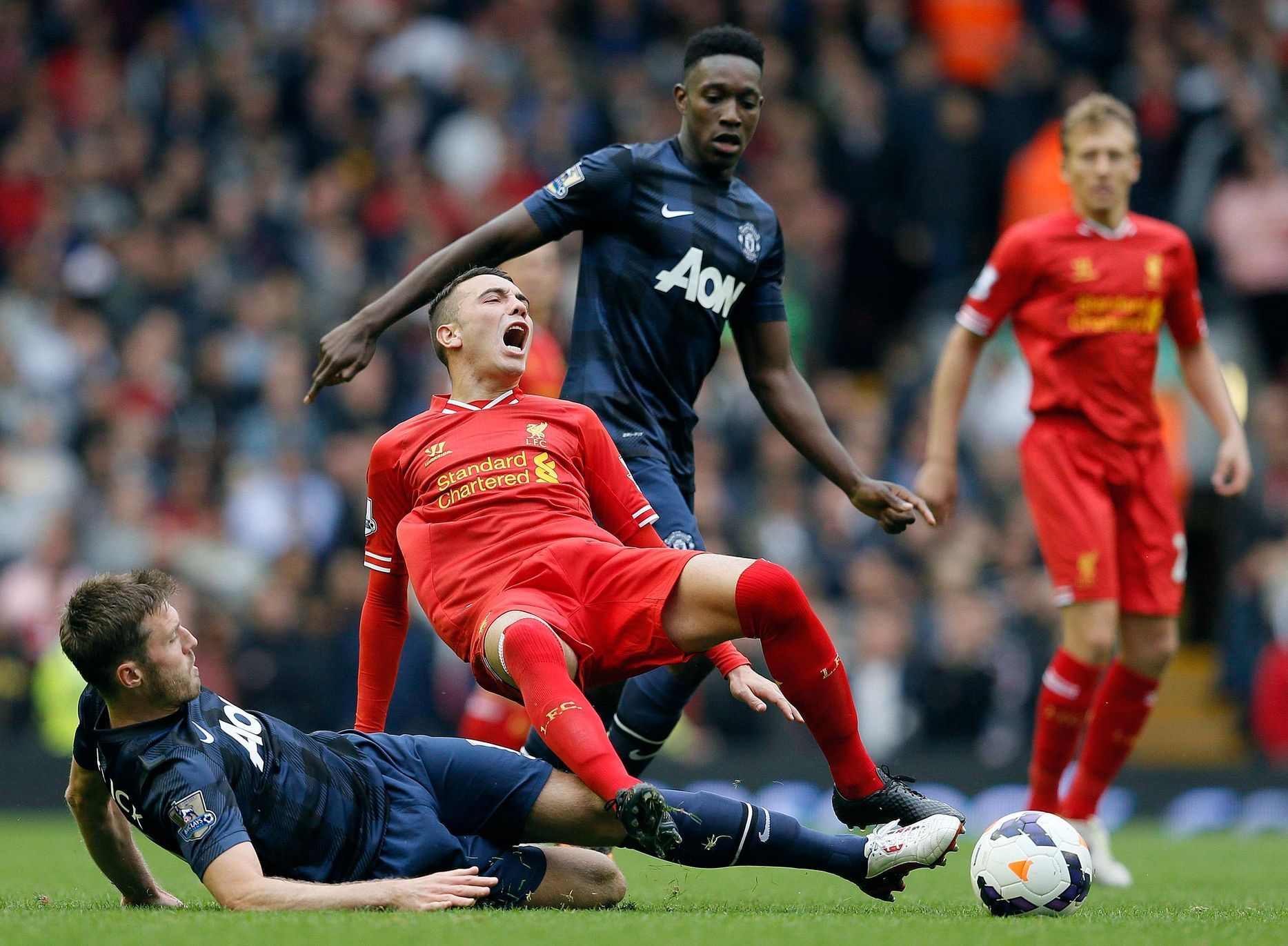 Aspas a Carrick v utkání Liverpool - Manchester United