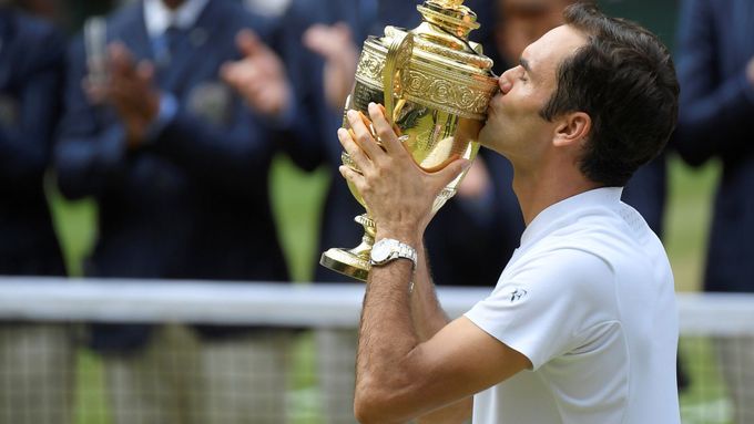 Roger Federer s vítěznou trofejí.