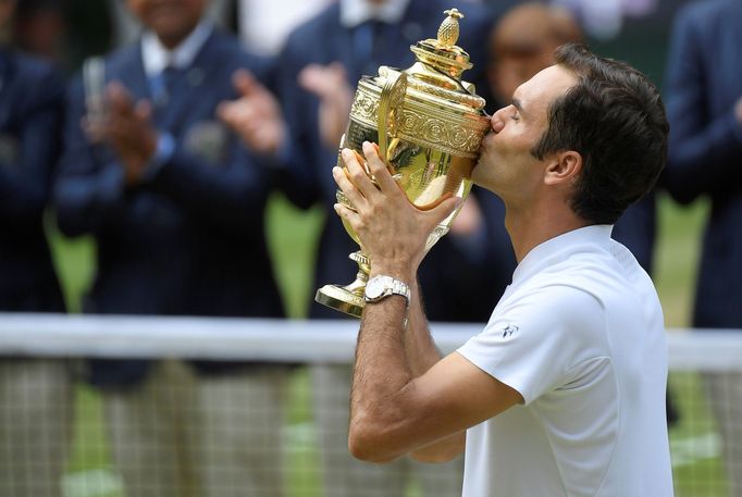 Roger Federer se zaslouženou trofejí