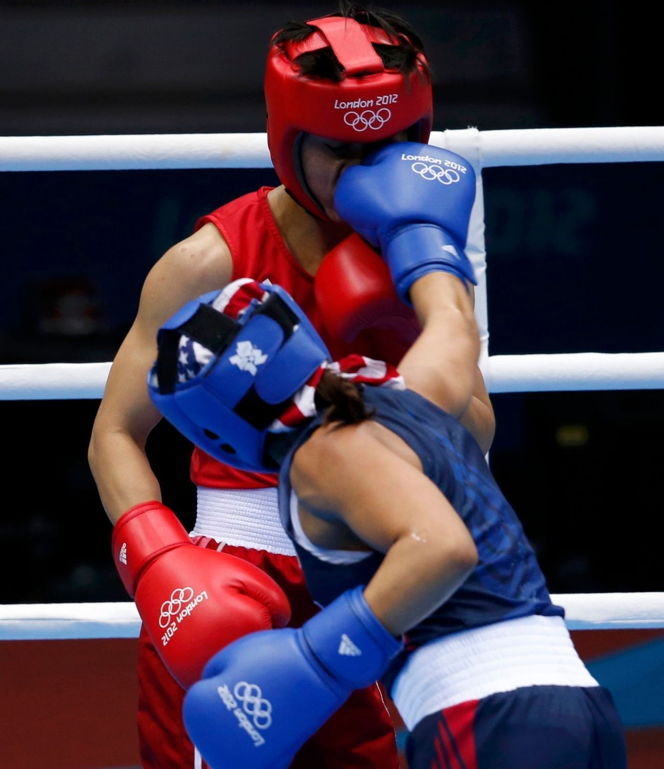 Číňanka Cancan Ranová boxuje s Marlen Esparzaovou.