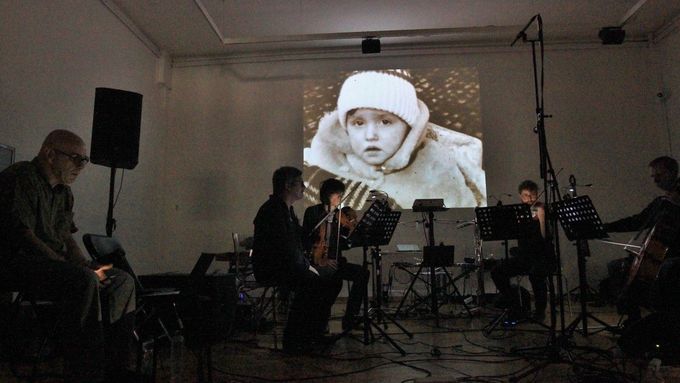 Na snímku z předloňských Ostravských dnů je minimaraton elektronické hudby, který hostila Galerie výtvarného umění v Ostravě.