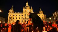 Na pietní akci v úterý večer obyvatelé Grazu uvedli, že chtějí proměnit hlavní náměstí města v moře svíček, a to se jim také podařilo.