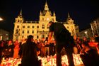 Na pietní akci v úterý večer obyvatelé Grazu uvedli, že chtějí proměnit hlavní náměstí města v moře svíček, a to se jim také podařilo.