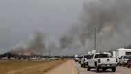 S ohněm ve Fort McMurray a okolí bojuje téměř 1000 hasičů.