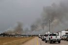 S ohněm ve Fort McMurray a okolí bojuje téměř 1000 hasičů.