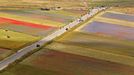 Rozkvetlá letní pole v okolí italské vesnice Castelluccio di Norcia