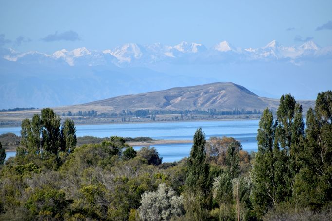 Pohled na Issyk-Kul od ptačí rezervace.