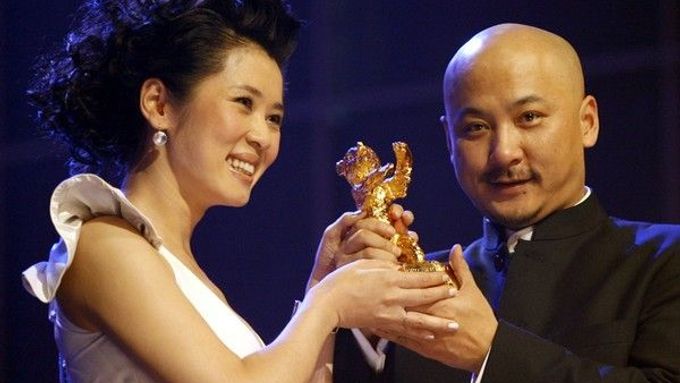 Režisér Quan-An Wang a herečka Nan Yu pózují se Zlatým medvědem, kterého získali za film Tchujin sňatek