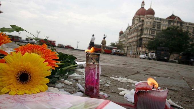 Květiny a svíčky před hotelem Tádž Mahal v Bombaji. Zahynuly tu desítky lidí.