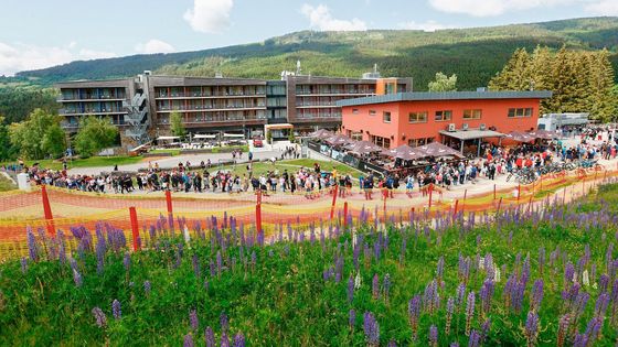 Foto: Fronty na lanovku i staveniště. Tichá Dolní Morava se změnila v rušné letovisko