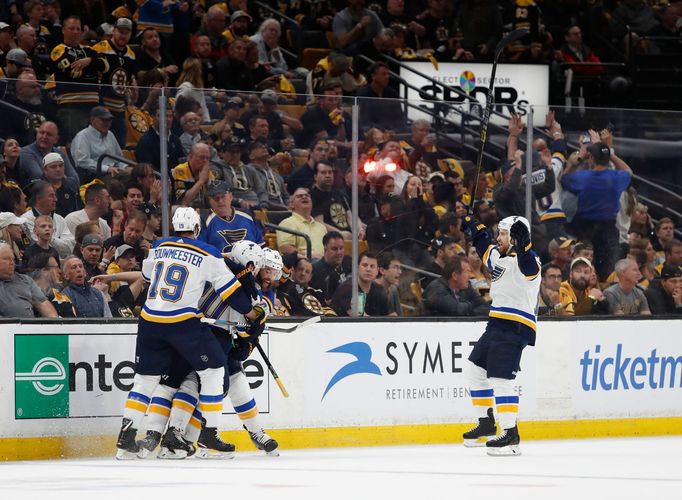 7. finále NHL 2018/19, Boston - St. Louis: Hokejisté St. Louis slaví gól na 0:2.