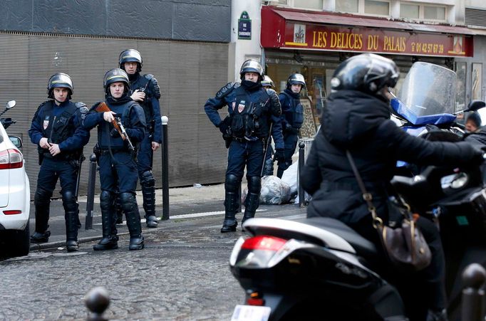 Přivolaná policejní jednotka u stanice, kde útočil muž s nožem.