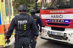Při výbuchu v továrně na Vsetínsku byl vážně zraněn jeden člověk. Budova má narušenou statiku