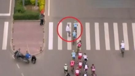 Tentokrát přednost neměl. Chodec nakráčel na přechod a srazil se s pelotonem