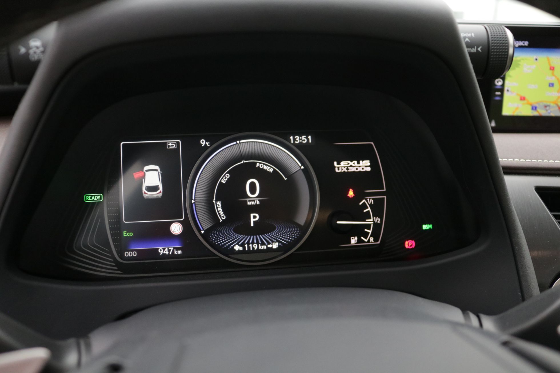 Lexus UX300e elektromobil