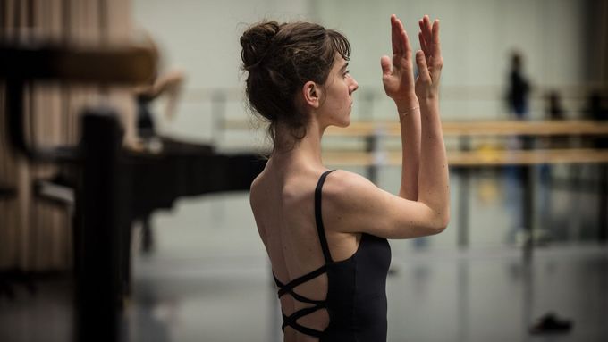 Na snímku ze zkoušky Kyliánovy choreografie Stepping Stones v pařížské opeře je tanečnice Lucie Devignes.