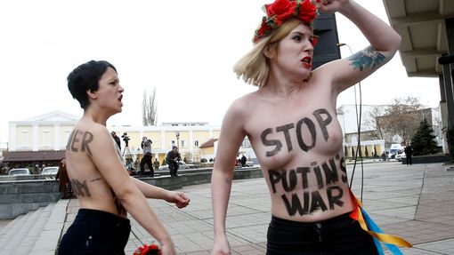 "Zastavte Putinovu válku!" Aktivistky ukrajinského feministického hnutí Femen před budovou parlamentu v krymském Simferopolu. (6. března 2014)