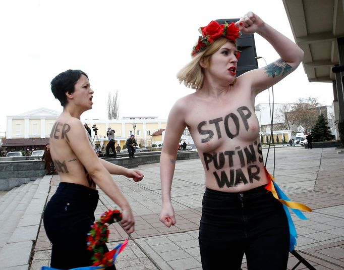 "Zastavte Putinovu válku!" Aktivistky ukrajinského feministického hnutí Femen před budovou parlamentu v krymském Simferopolu. (6. března 2014)