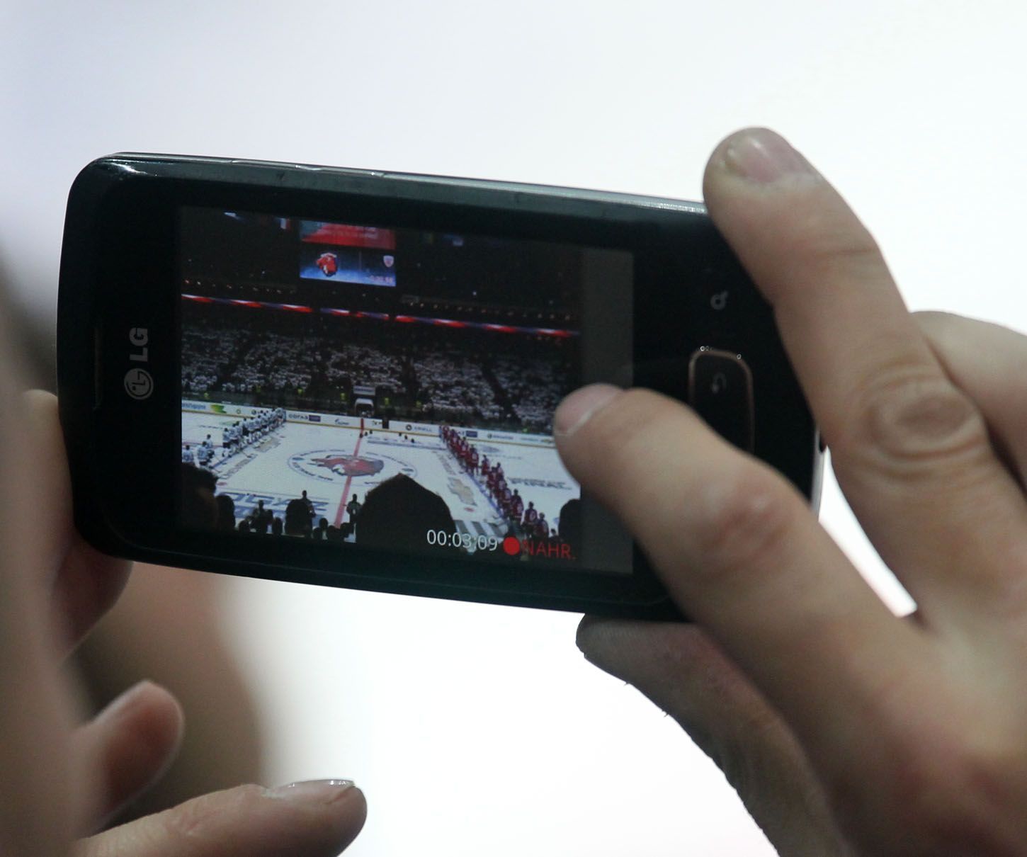 KHL, 6. finále, Lev-Magnitogorsk: fanoušek s mobilem